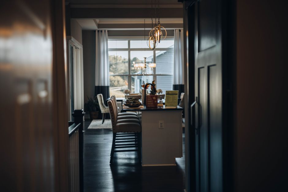 Свет над обеденным столом: единственная деталь, которую нельзя доверить электрику